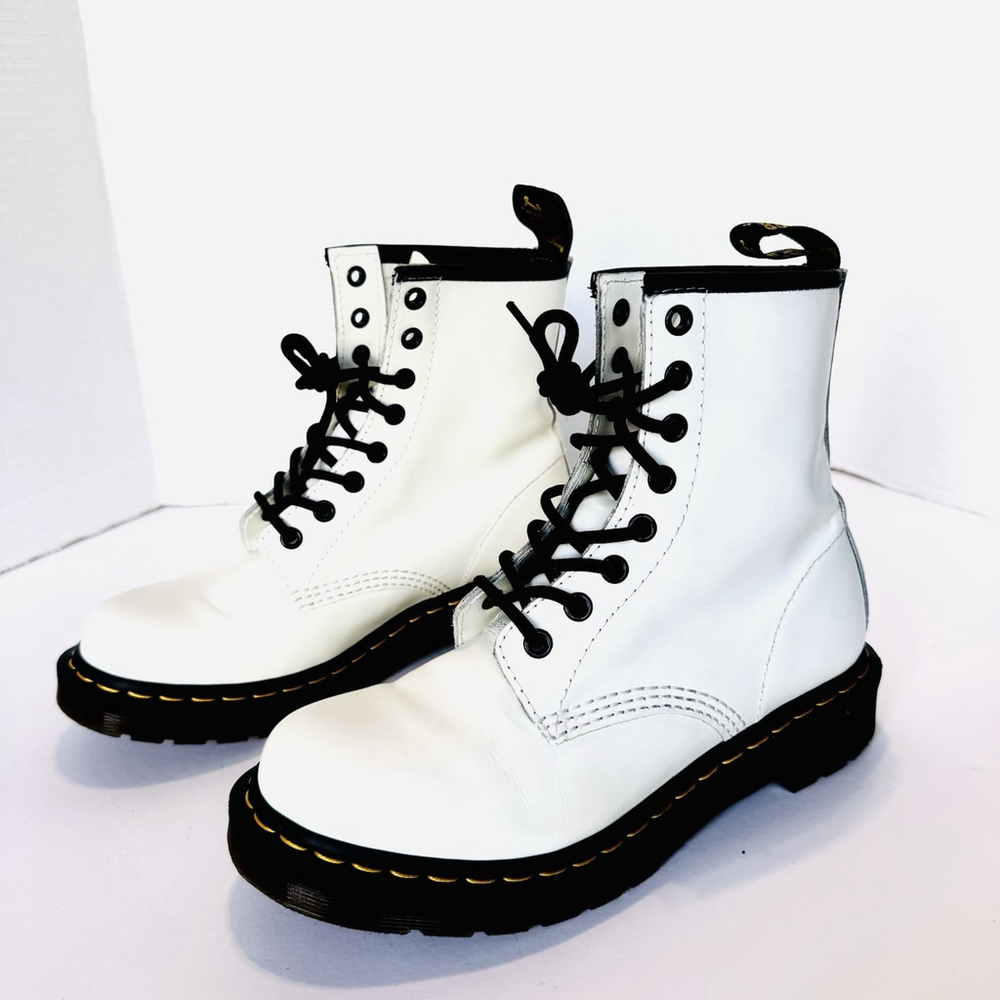 New Dr. Martens 11821 8-Eyelets Combat Boots Size:7 Women White Smooth Leather
